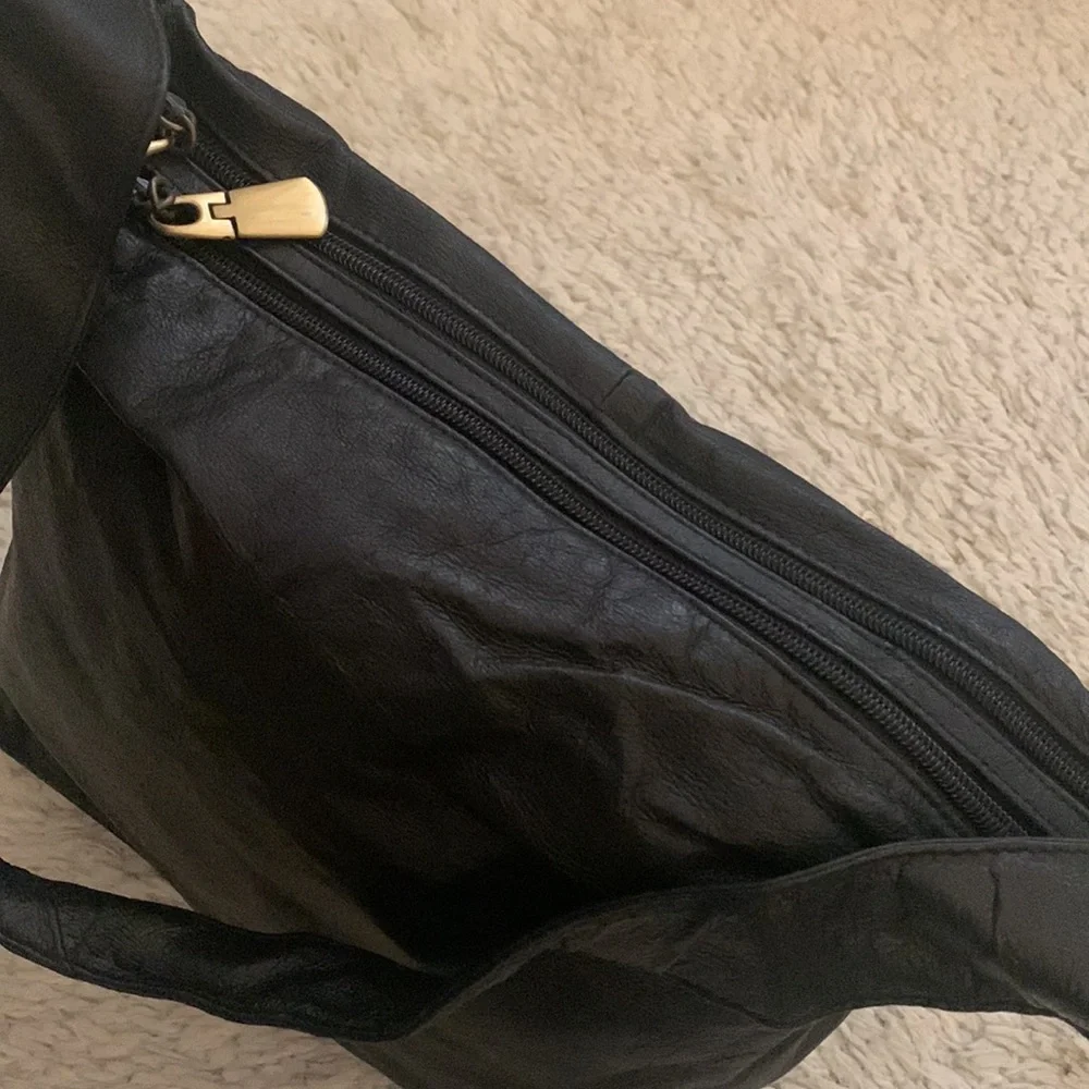 VINTAGE 80s Black Leather Side Zipper Shoulder Bag